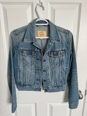 Levi's Women's Medium Blue Denim Trucker Jacket
